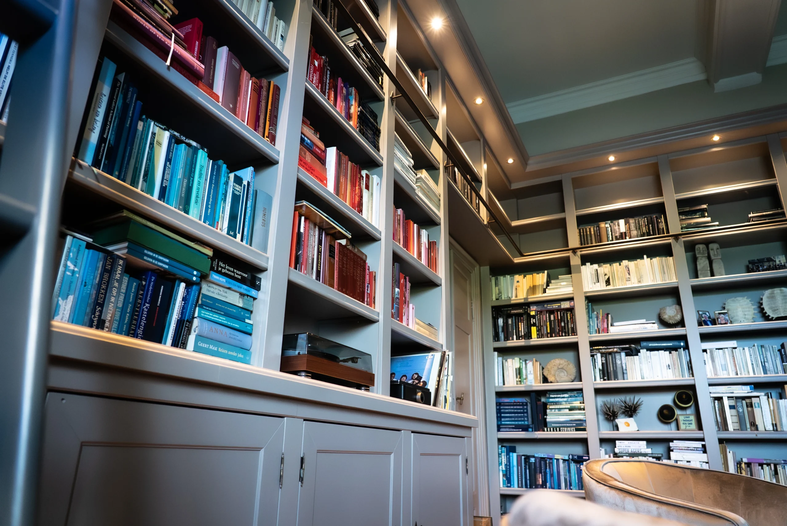 Interieur schilderwerk maatwerk boekenkasten in woning