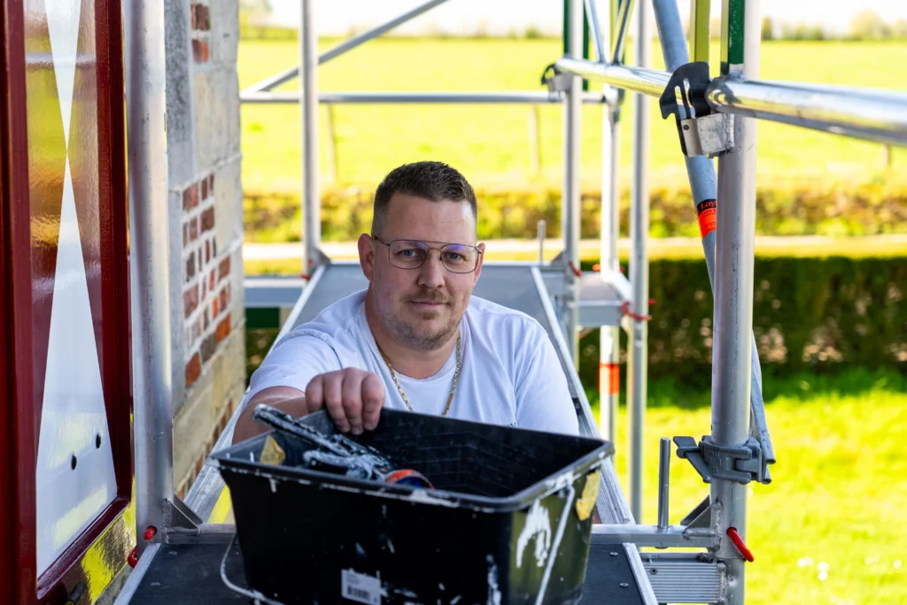 Schilder van Serpenti BV controleert werk op locatie