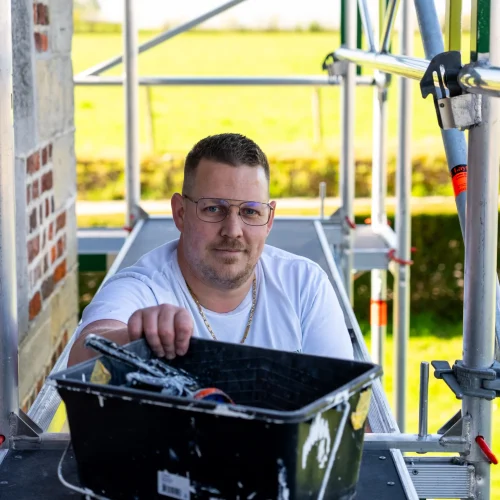 Schilder van Serpenti BV controleert werk op locatie